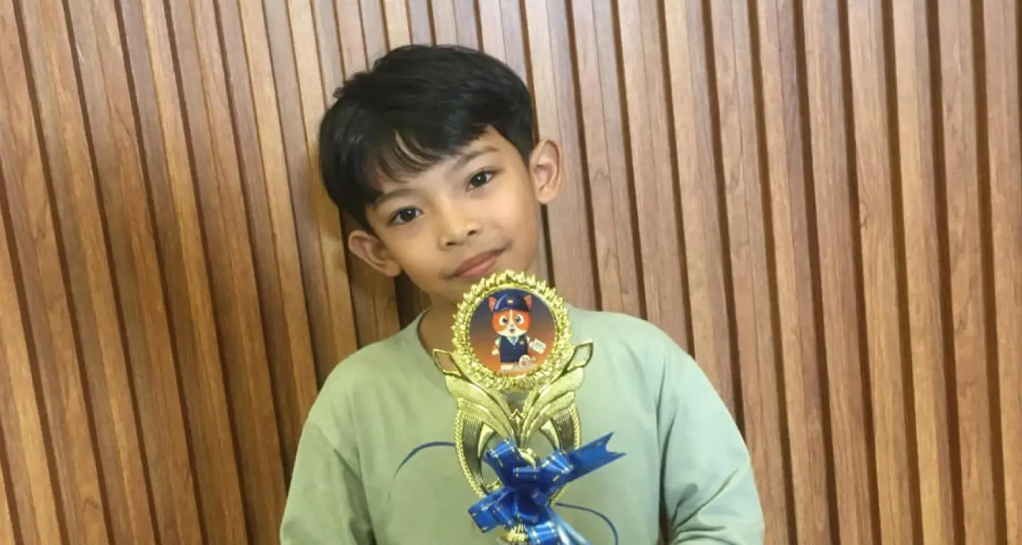 Ananda Athaya Ghazain Rifai Siswa Les Mqis Juara Spelling Bee Competion
